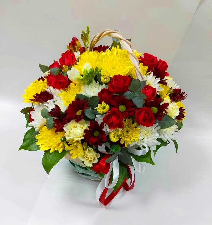 Композиция пленяющий аромат в Тучково Цветочная композиция из Хризантемы и Розы в корзине в Тучково