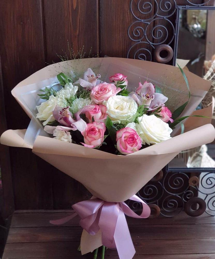 Букет цветов из: Гвоздики, Орхидеи, Розы и Хризантемы в Тучково