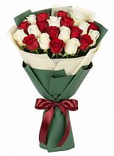 Букет Микс из красных и белых роз в Тучково