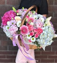 Цветочная композиция из Розы, Хризантемы, Пионы и Лизиантусы в корзине в Тучково