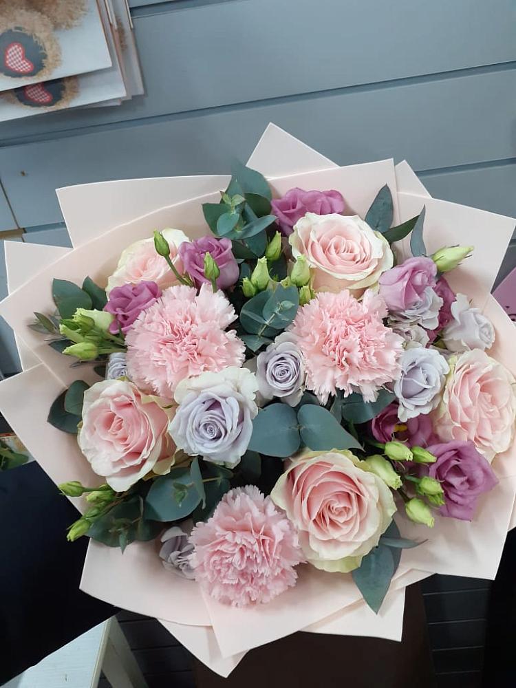 Букет обаятельный в Тучково Букет цветов из: Розы, Гвоздики и Лизиантусы в Тучково